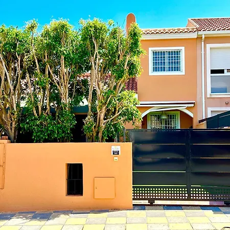8 Familiar Con Piscina Holiday home *